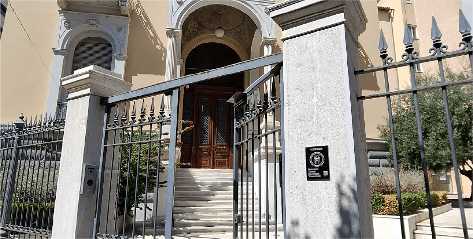 Η ιστορία συναντά την τεχνολογία: Τα εμβληματικά κτήρια του Μ.Τ.Π.Υ. αποκτούν έξυπνες πινακίδες!